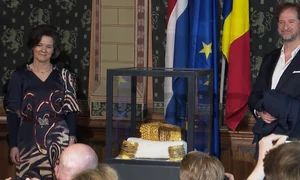 Coiful de la Coțofenești și două brățări dacice, recuperate de autoritățile olandeze, au fost prezentate în cardul unei conferințe de presă  (© captură video RTV Drenthe)