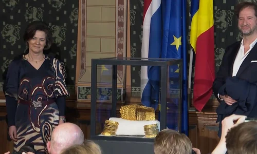 Coiful de la Coțofenești și două brățări dacice, recuperate de autoritățile olandeze, au fost prezentate în cardul unei conferințe de presă  (© captură video RTV Drenthe)