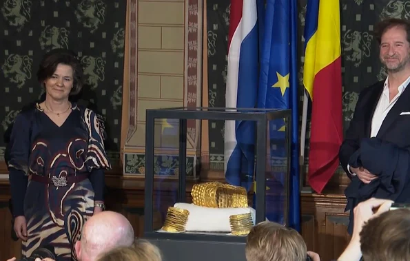 Coiful de la Coțofenești și două brățări dacice, recuperate de autoritățile olandeze, au fost prezentate în cardul unei conferințe de presă  (© captură video RTV Drenthe)