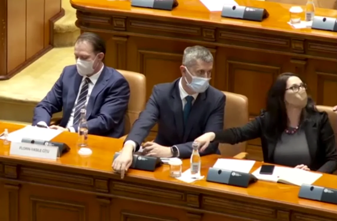 Dan Barna îi arată angajatului unde şi-a scăpat ochelarii FOTO Captură