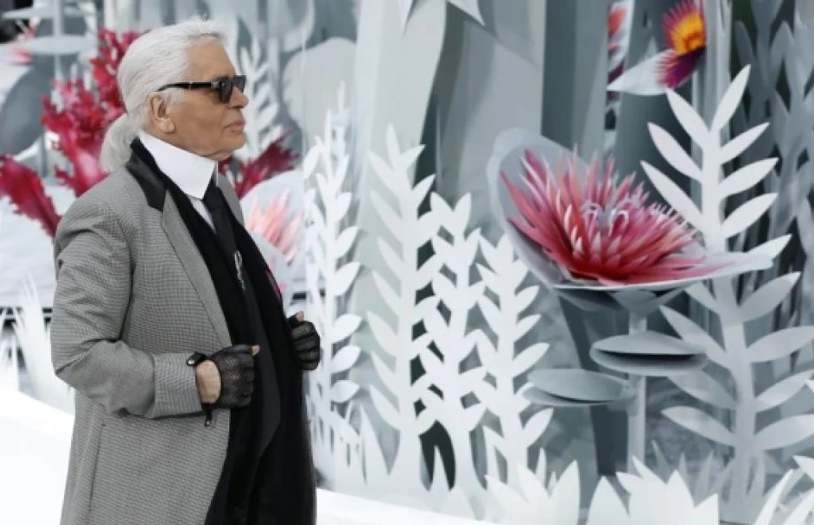 Karl Lagerfeld şi-a primit invitaţii într-un decor inspirat in natură. FOTO The Guardian