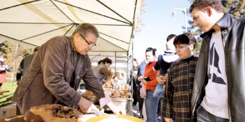 Mircea Dinescu şi-a servit vizitatorii cu produse şi cu reţete 