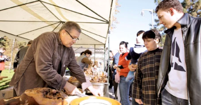 Mircea Dinescu şi-a servit vizitatorii cu produse şi cu reţete 