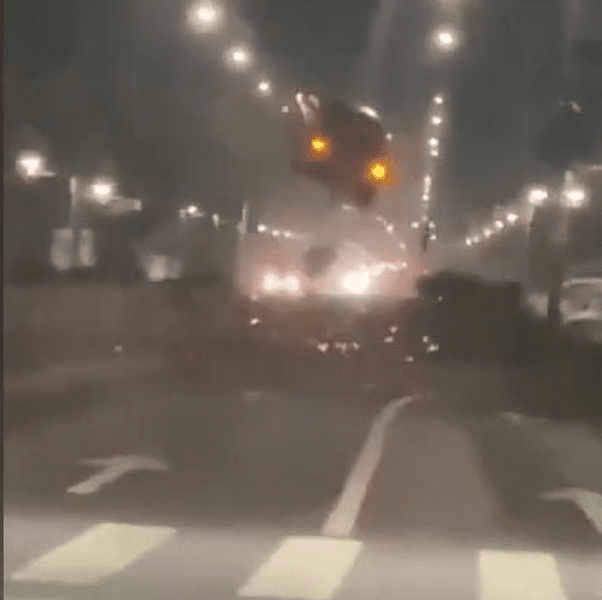  Un șofer de 73 de ani, beat, salt spectaculos cu mașina peste un sens giratoriu din Brăila VIDEO