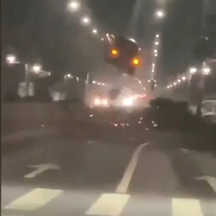 Mașia a zburat câțiva metri FOTO: captură video