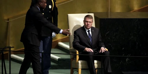 Preşedintele Klaus Werner Iohannis e îndrumat către pupitrul de unde va susţine un discurs la Adunarea Generală a Naţiunilor Unite la sediul ONU de la New York FOTO AP