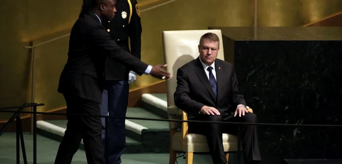 Preşedintele Klaus Werner Iohannis e îndrumat către pupitrul de unde va susţine un discurs la Adunarea Generală a Naţiunilor Unite la sediul ONU de la New York FOTO AP