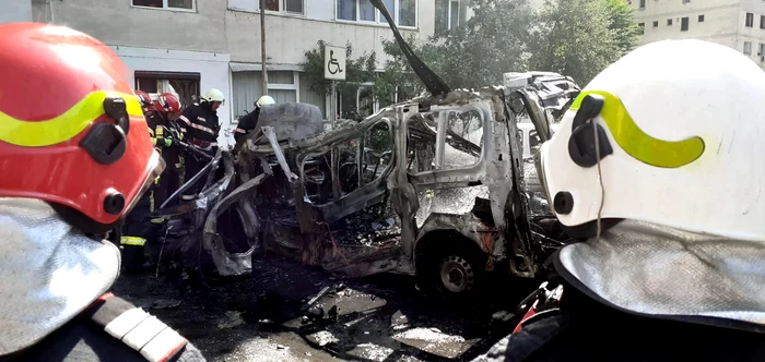 
    Marți,13 este Ziua Informării Preventive, iar pompierii au ieșit ieri pe străzi ca să vorbească cu oamenii și să le împartă pliante  