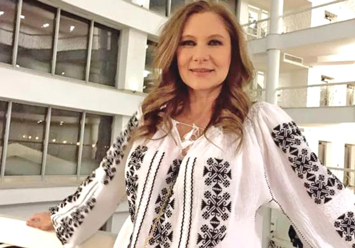 
    Romanița pregătește  un eveniment de  pomină, deoarece casa ei de modă va  împlini 25 de ani  