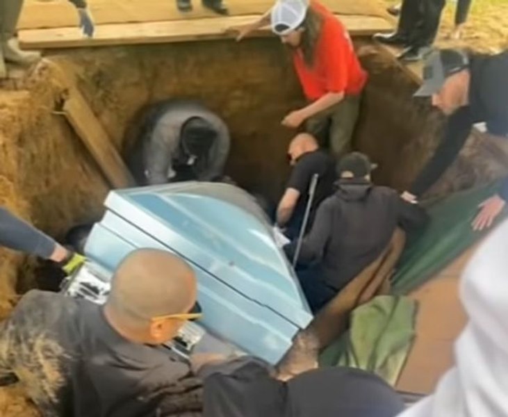 Momentul cumplit în care o familie cade în groapa funerară în timpul înmormântării: fiul decedatului, prins sub sicriu