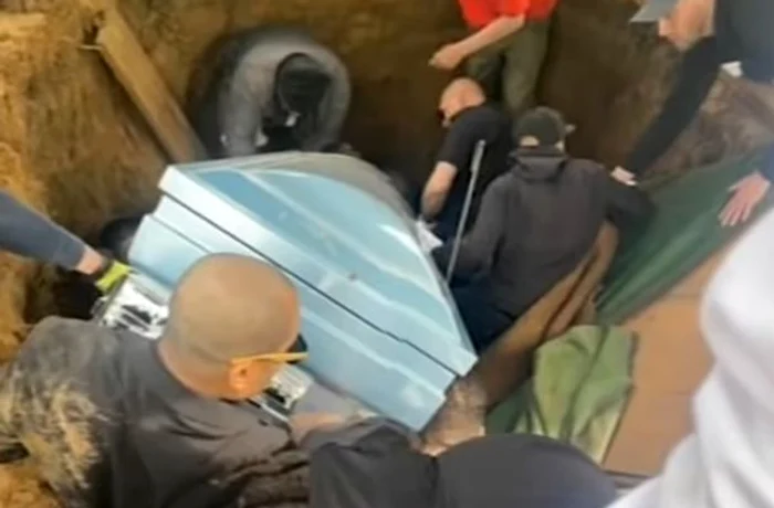 Întreaga familie cade în groapa funerară în timpul înmormântării FOTO: captura video