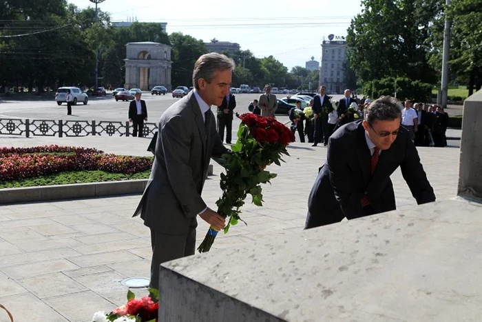 Premierul Iurie Leancă şi preşedintele Parlamentului Igor Corman au depus flori la monumentul lui Ştefan cel Mare şi Sfânt Foto: Tudor Iovu