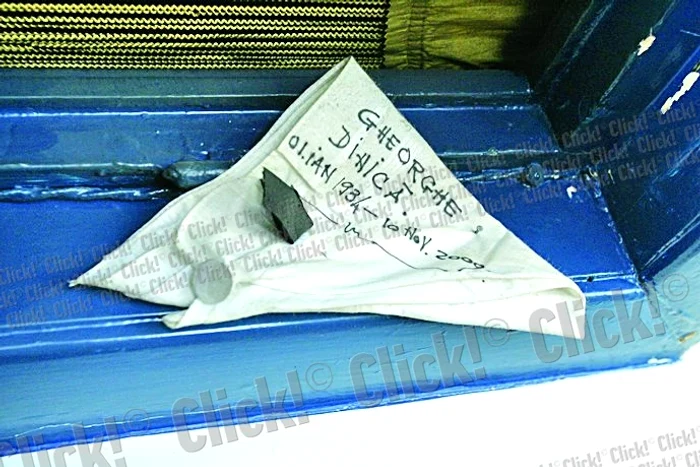 O “piesă” foarte dragă e această batistă, de la înmormântarea maestrului Gheorghe Dinică