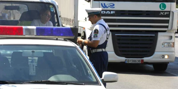 Poliţiştii opresc toate camioanele care se îndreaptă spre România Foto