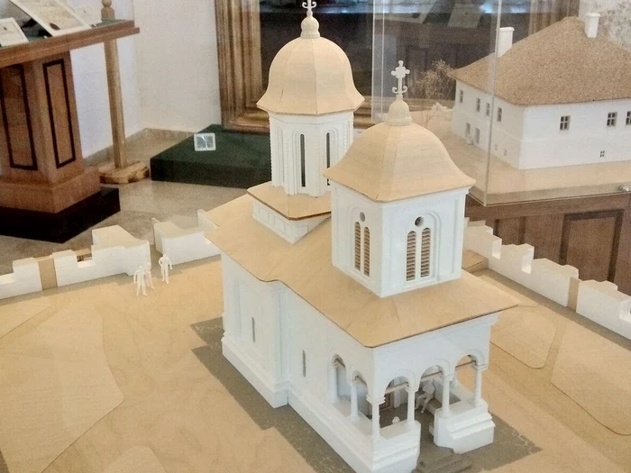 Machetă a vechii biserici a Mânăstirii Sinaia