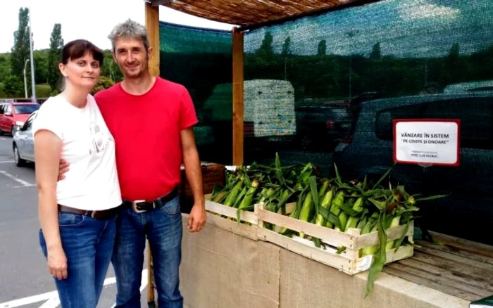 
    Nicolae Ţandrău a înfiinţat un magazin unic în România, care funcţionează pe criteriul „cinste şi onoare”, spune el, fără a avea nevoie de vânzători sau pazniciFOTO: adevarul.ro  