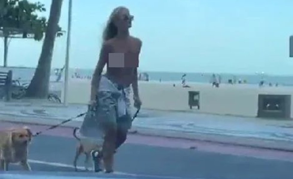 Femeie dezbrăcată, surprinsă pe stradă plimbându-și câinii. A provocat un scandal uriaș la sosirea polițiștilor VIDEO 