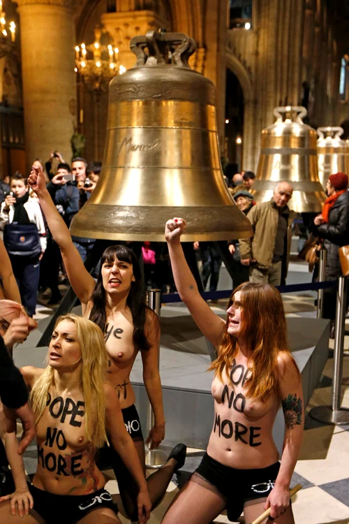 femen catedrala notre-dame