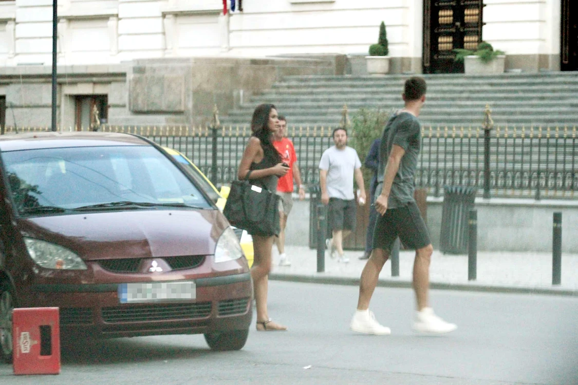 În timp ce steliştii se pregătesc pentru meciul decisiv cu Stromsgodset, vedeta echipei se «recuperează» în Centrul Vechi, în braţele unui fotomodelFoto: Blitz