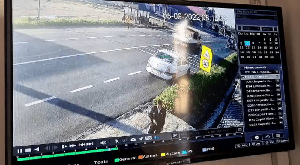 VIDEO Accidentul provocat de duba SRI, filmat. Autospeciala a mers pe contrasens și a lovit mașina unei învățătoare