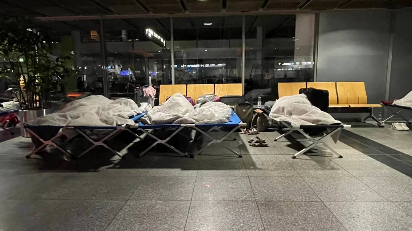 Pasagerii români au dormit pe paturi pliante în aeroport. Foto Facebook