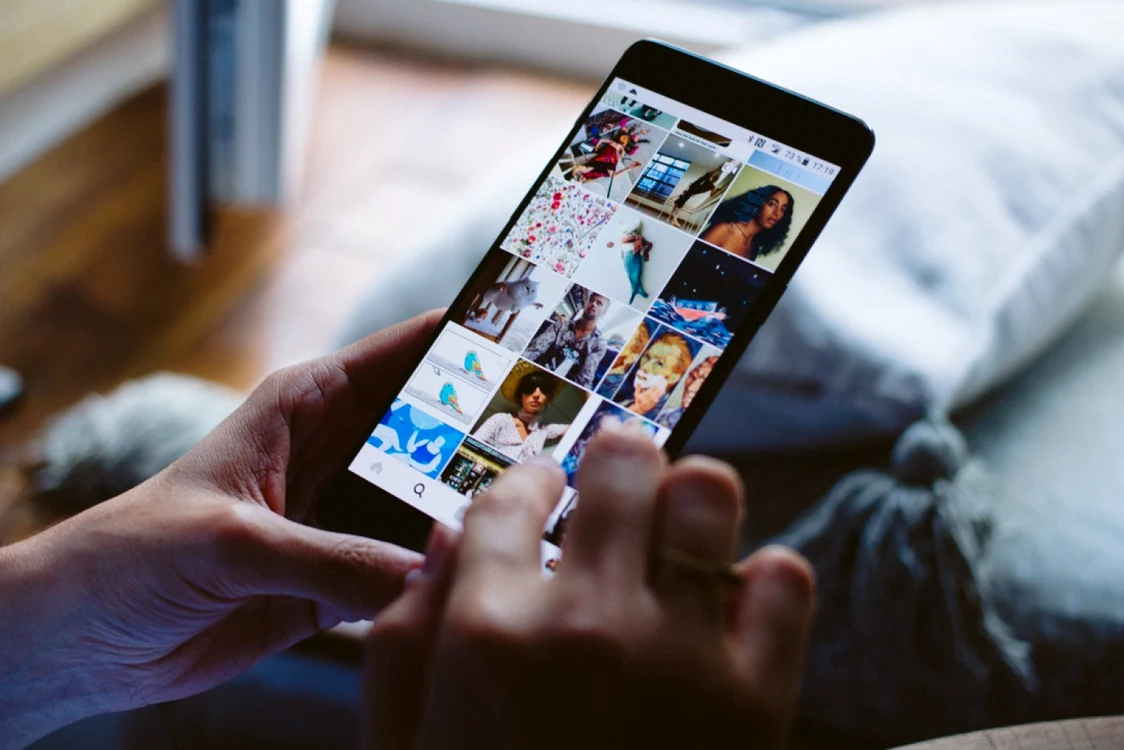 Dependenţii de telefoanele de ultimă oră consideră că device-ul este mult mai important decât o persoană  FOTO Shutterstock