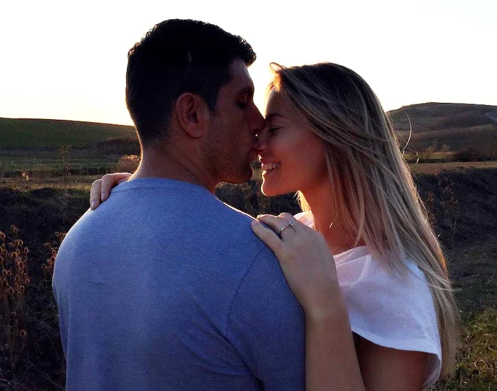 
    Laura Cosoi şi iubitul ei, Cosmin Curticăpean, s-au logoditFoto: arhivă personală  