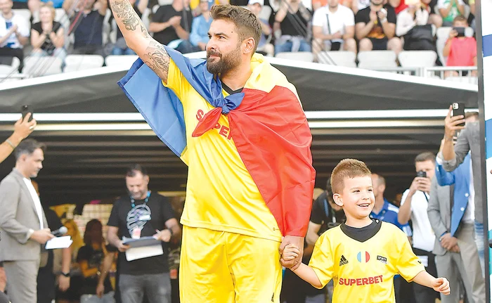 Adi a intrat pe teren de mână cu Tiago. Foto: Sportpictures