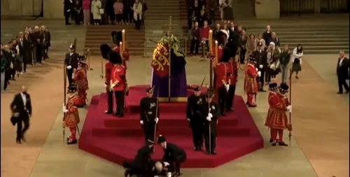 O gardă scoţiană de la priveghiul lui Elizabeth a II a la Westminster Hall leşină la schimbarea gărzii FOTO CAPTURA VIEO  jpg