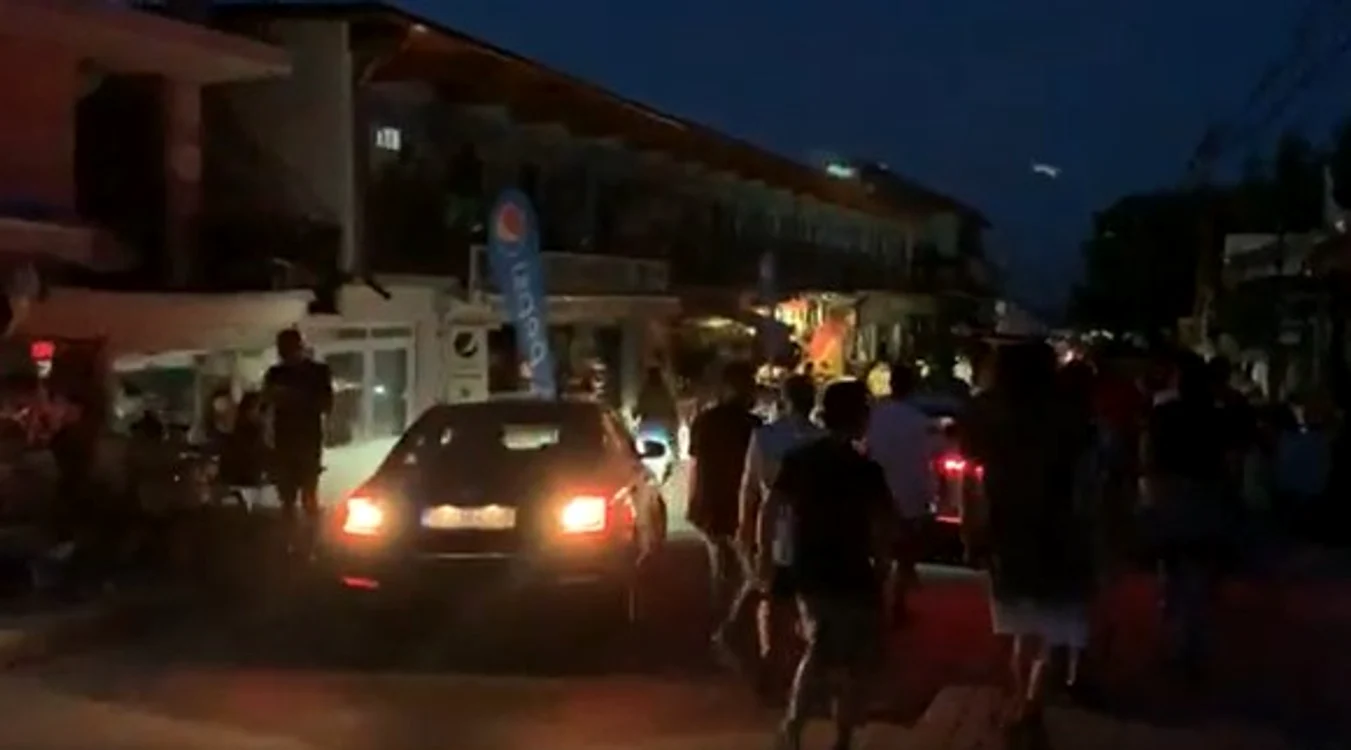 
    Tinerii nu au mai avut parte de muzică și  petreceri. S-au mulțumit cu liniștea de pe plajă  
