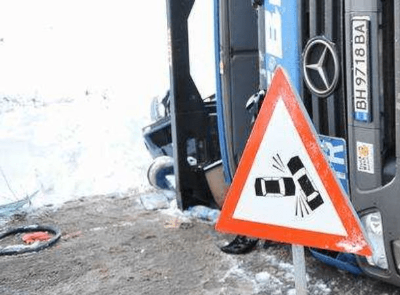 Trafic blocat pe DN1D, după ce un TIR s-a răsturnat aproape de limita dintre Ialomița și Prahova