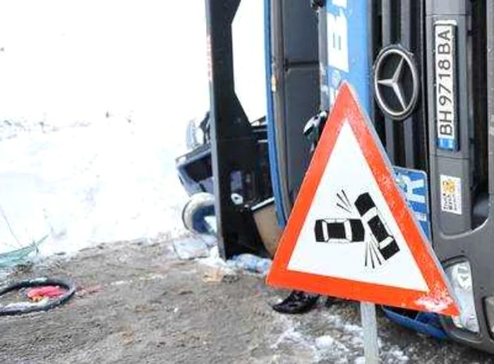 Tirul s-a răsturnat pe carosabil. FOTO Agerpres