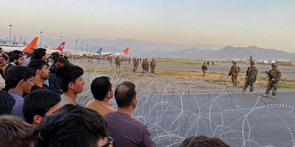 multimea de oamnei de pe aeroportul din kabul afganistan pazit de soladati americani foto Shakib Rahmani / AFP