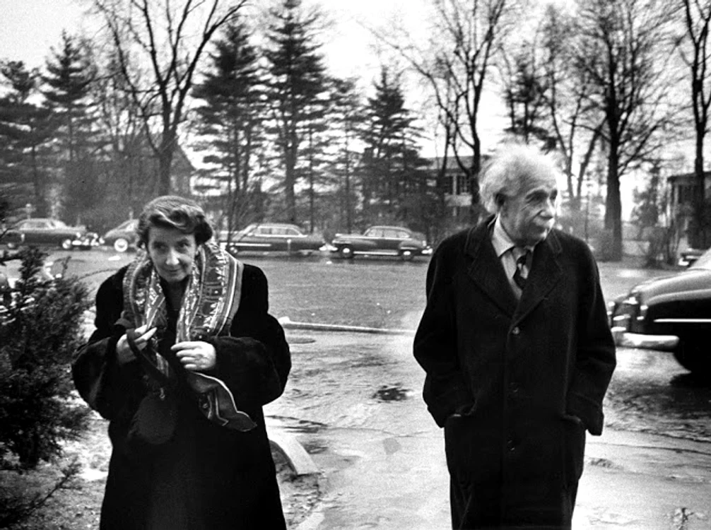 Albert Einstein alături de Valentine Bargmann în fața casei sale din Princeton, New Jersey, 14 martie 195 (Esther Bubley—The LIFE Images Collection/Getty Images)