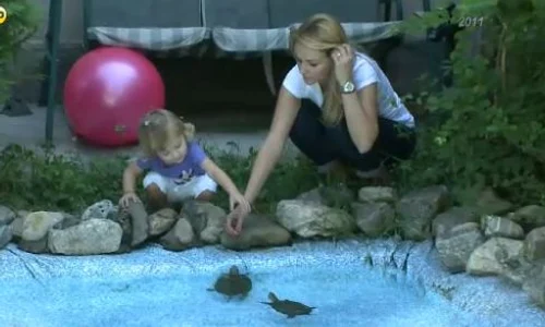 Catrinel îşi petrece foarte mult timp cu fetele ei, alături de care retrăieşte momentele copilăriei (captură: Acasă TV) jpeg