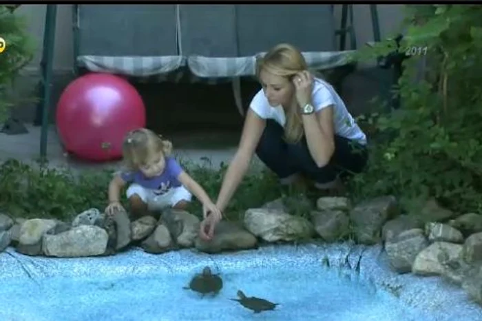 Catrinel îşi petrece foarte mult timp cu fetele ei, alături de care retrăieşte momentele copilăriei (captură: Acasă TV)