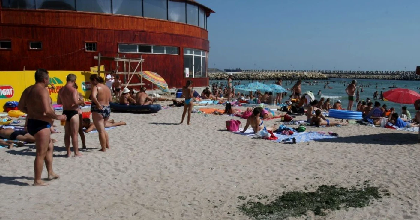 Mizeria din apă sau de pe plajă este un factor declanşator al bolii FOTO Adevărul