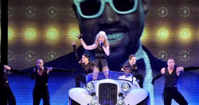 Două persoane au murit şi alte opt au fost rănite după ce scena pe care urma Madonna să urce s-a prăbuşit