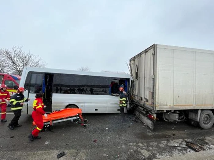 Medicii și pompierii au transportat răniții la spital FOTO ISU Bacău