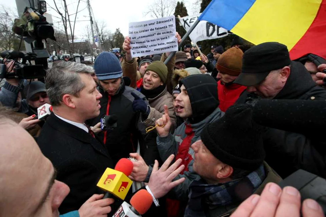 Cătălin Predoiu a vorbit cu protestatarii de la Iași. FOTO: Florin Chirica