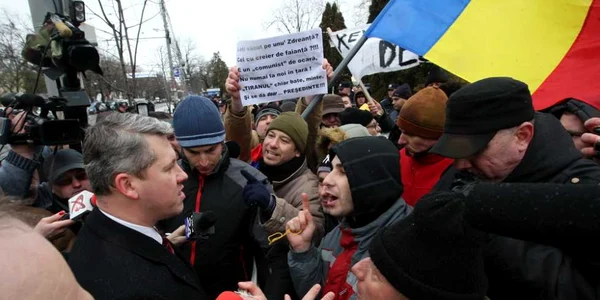 Cătălin Predoiu a vorbit cu protestatarii de la Iași. FOTO: Florin Chirica