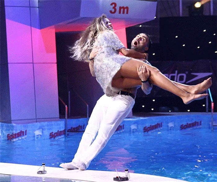 Pepe (36 de ani) a luat-o pe Diana Munteanu (36 de ani) în brațe și s-a aruncat cu tot cu ea în bazin, la „Splash! Vedete la apă”