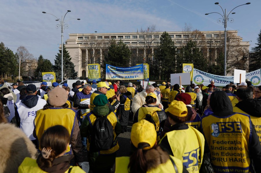 Tensiuni în Educație: aproximativ 40.000 de profesori de pregătesc de grevă înaintea simulărilor examenelor naționale 