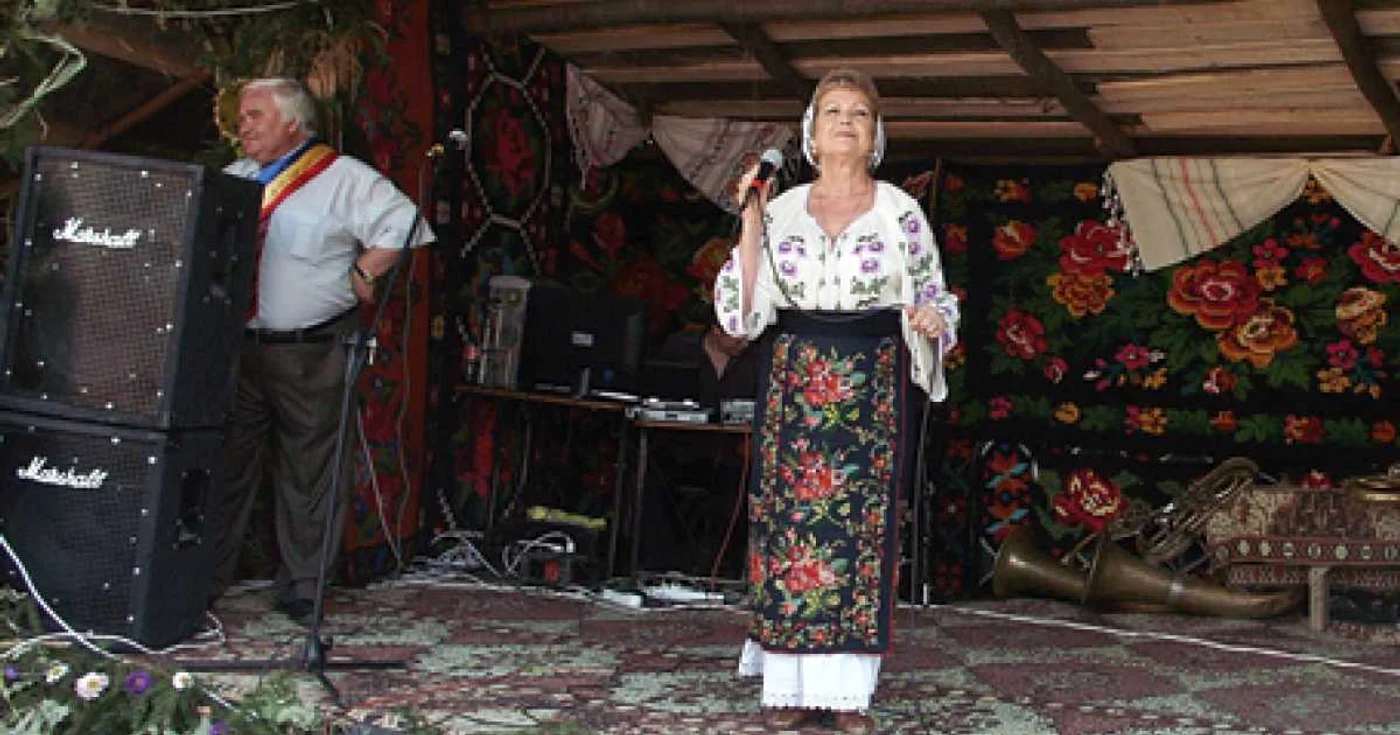 Cântăreaţa de muzică populară Mioara Velicu a urcat pe scenă la zilele satului Gârceni