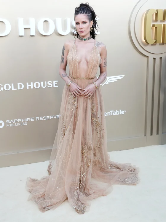 Halsey a purtat o rochie creată de Rahul Mishra (Foto: Profimedia)