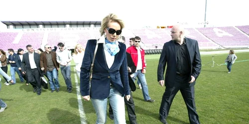 Lepa Brena pe stadionul "Dan Păltinișanu"