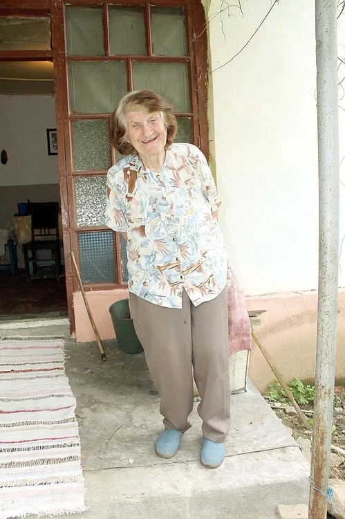 
    Agata Petrescu, din satul Mogoşani-Gorj, deţine secretul tinereţii fără bătrâneţeFotografii: arhivă personală  