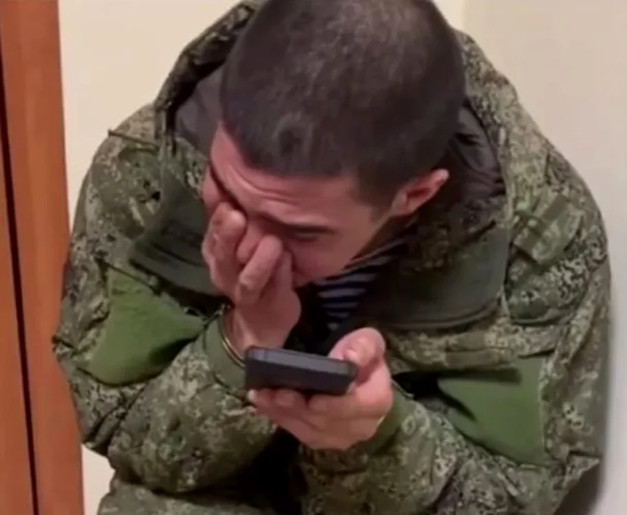 Soldat rus care plânge necontrolat FOTO The Sun