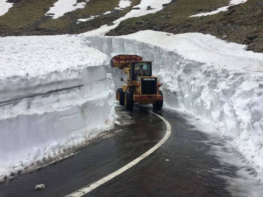 
    Amplă operaţiune de deszăpezire pe Transfăgărăşan    