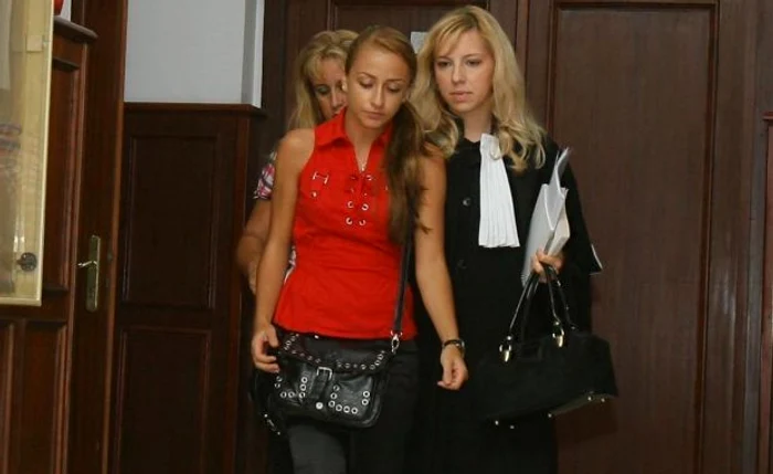 Claudia Chirilă (în centru), azi dimineaţă la Tribunalul Bucureşti